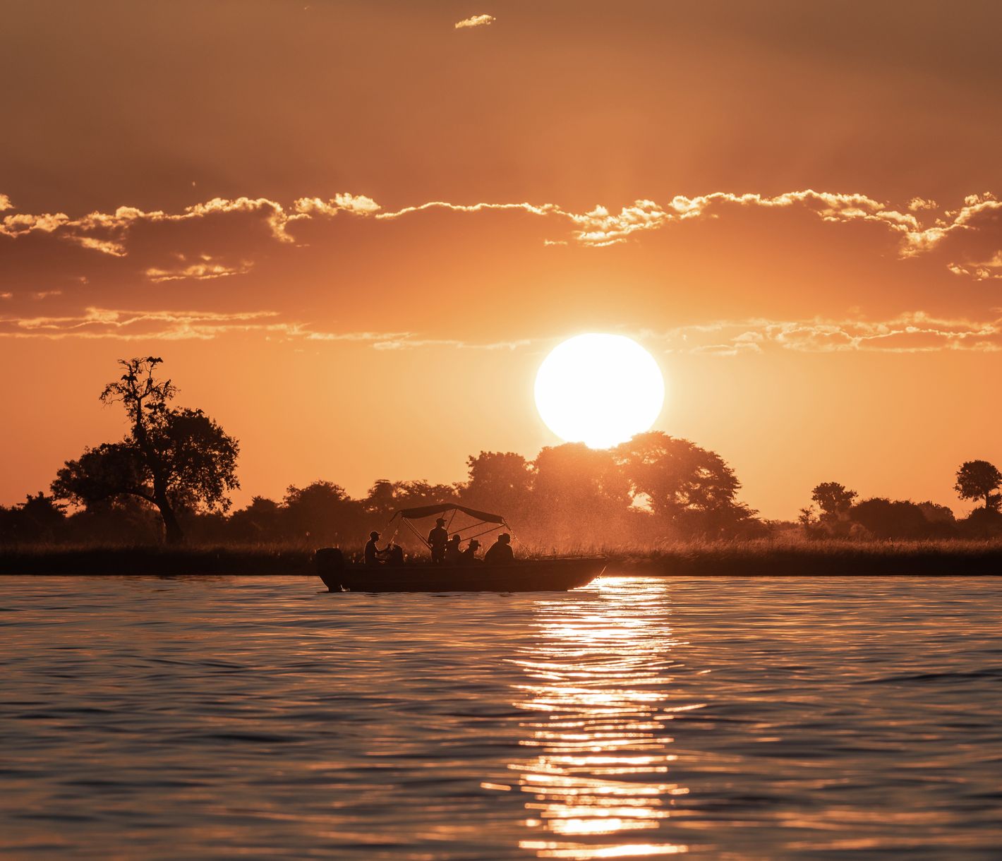 Bootsfahrt bei Sonnenuntergang auf dem Chobe-Fluss