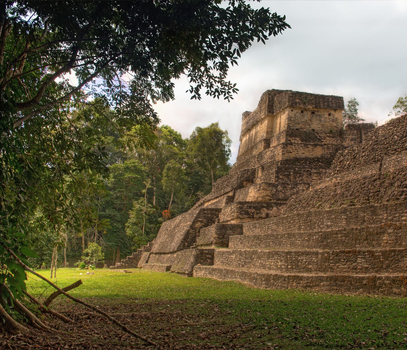 Ein Aufenthalt in Belize wäre nicht vollständig ohne eine Expedition durch den Dschungel zur Erkundung einer geheimnisvollen Maya-Stätte.