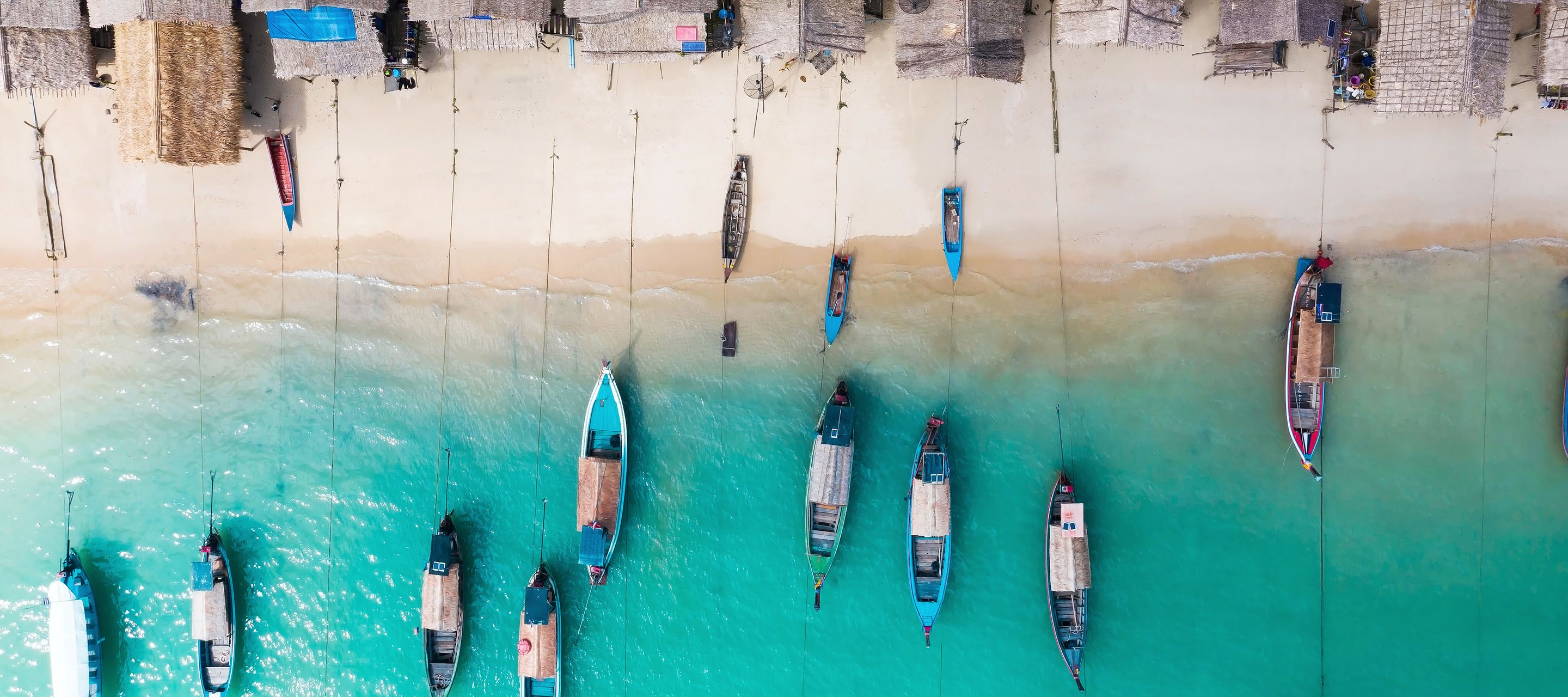 Die traditionellen Häuser und Boote der Moken auf Surin Island