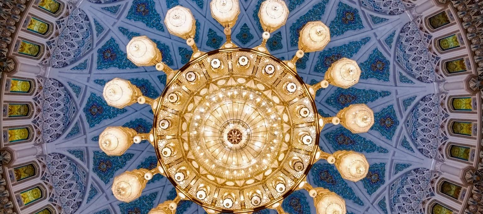 Geometrische Schönheit eines Kronleuchters in der Grossen Moschee in Maskat