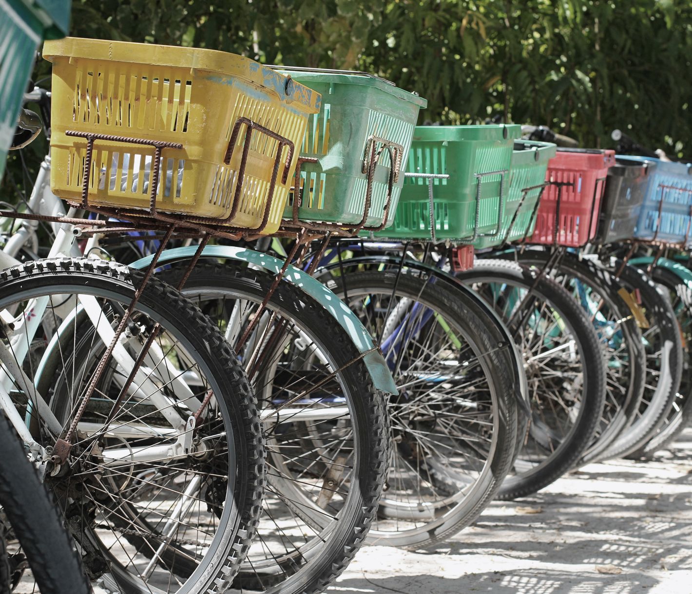 Velo-Parkplatz im Sand auf der kleinen Insel La Digue