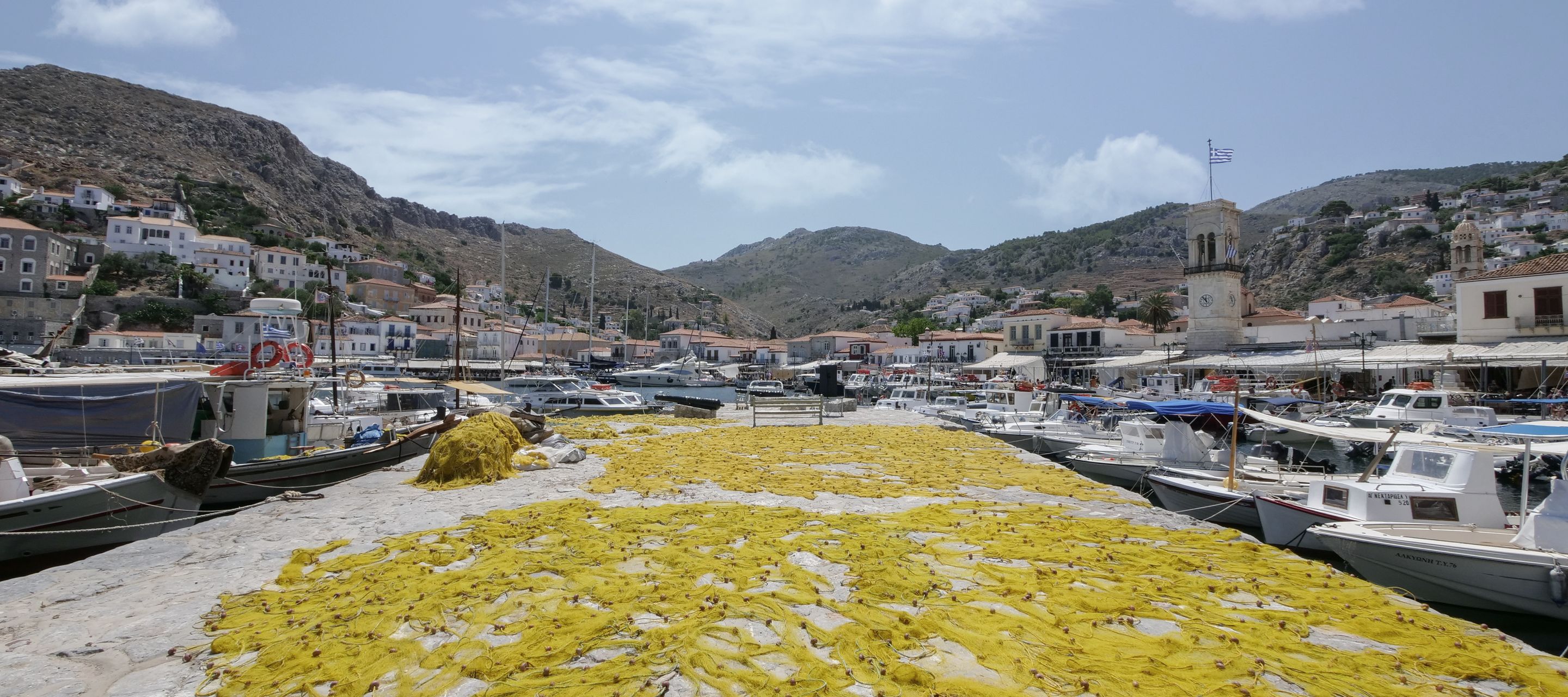 Ausgelegte Fischernetze im Hafen von Hydra