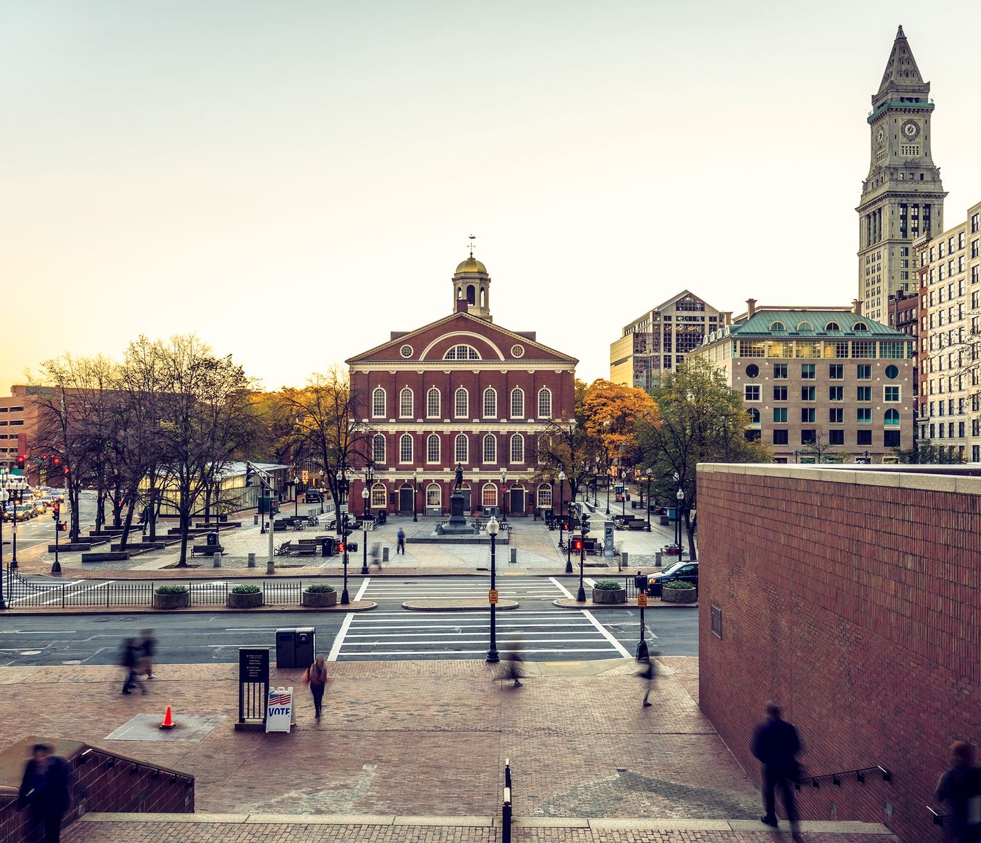Der Quincy Market und die Faneuil Hall sind zwei der beliebtesten historischen Sehenswürdigkeiten in Boston