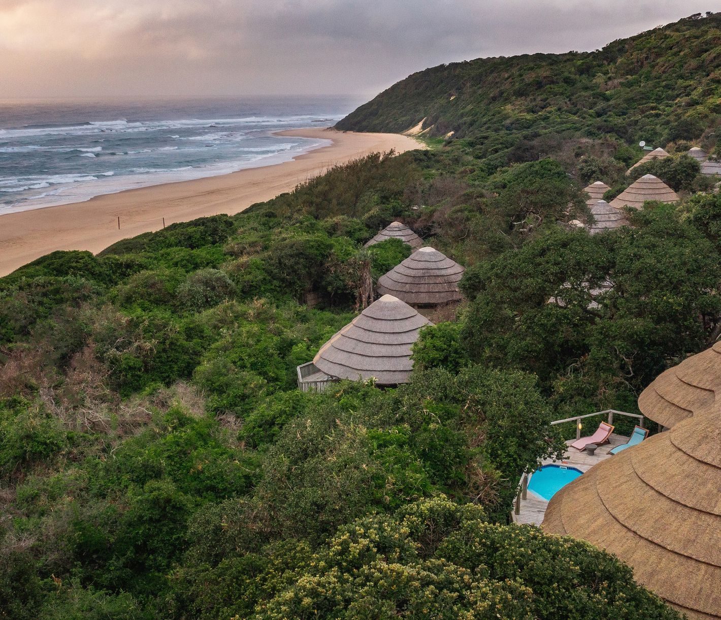 Thonga Beach Lodge, Luftaufnahme Lodge und Strand