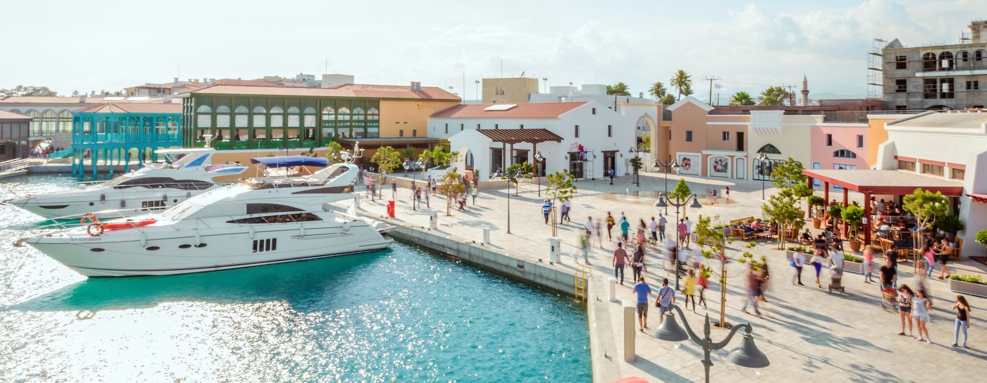 Touristische Strasse am Jachthafen