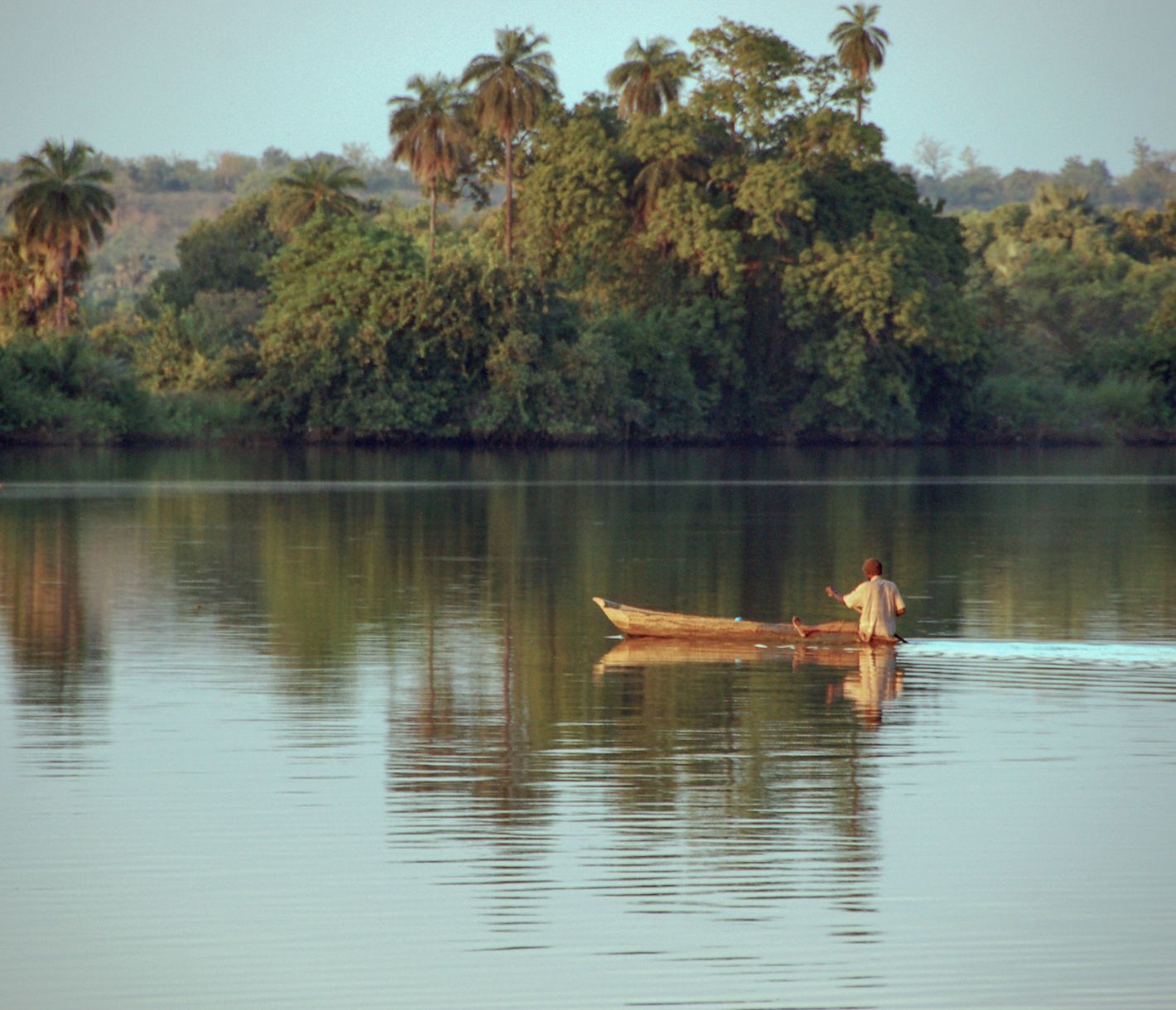 Idyllische Stimmung auf dem Fluss Gambia in der Nähe von Janjanbureh