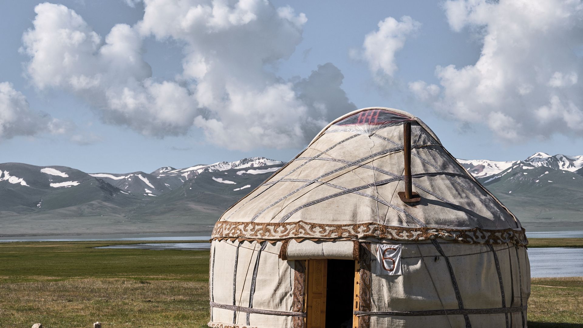 Situé à environ 3000 mètres d’altitude, ce lac azur scintille sur fond de sommets enneigés.