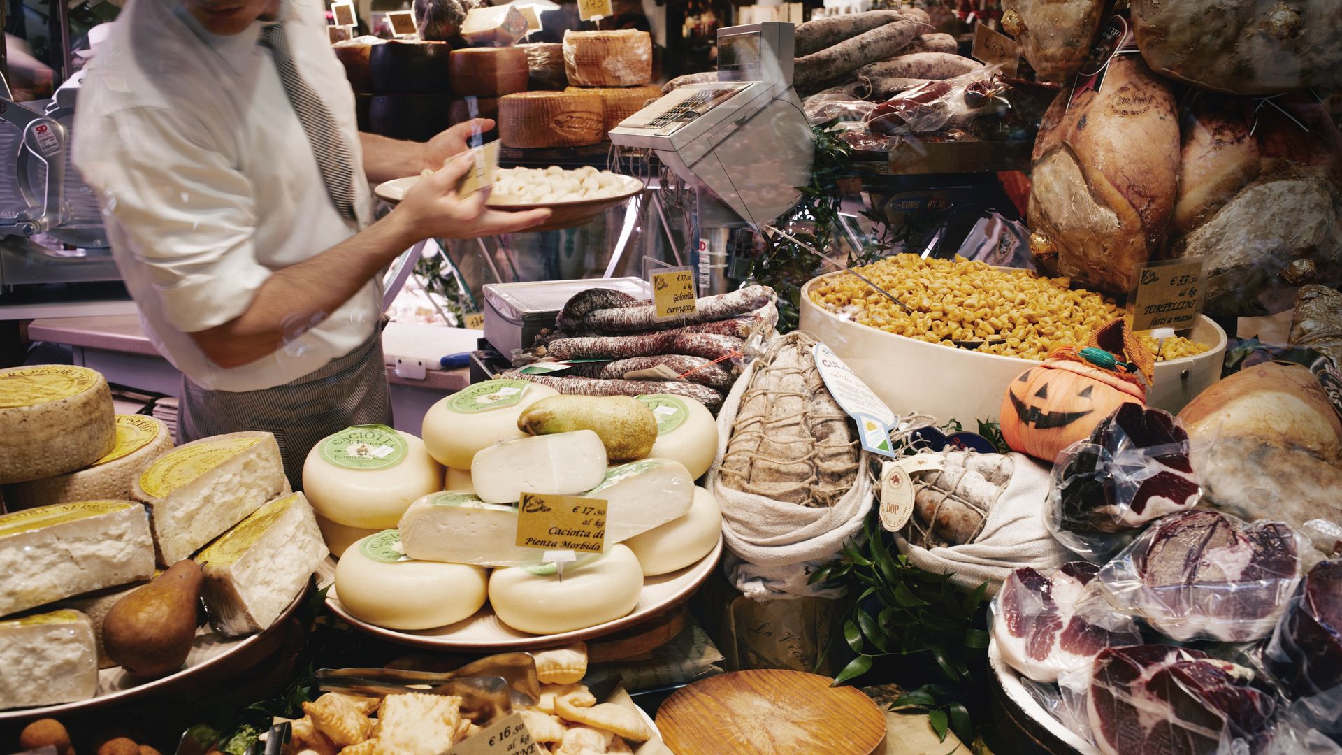 Rund um die Piazza Maggiore in Bologna gibt es unzählige Comestibles. Für Souvenirs der schmackhaften Sorte.