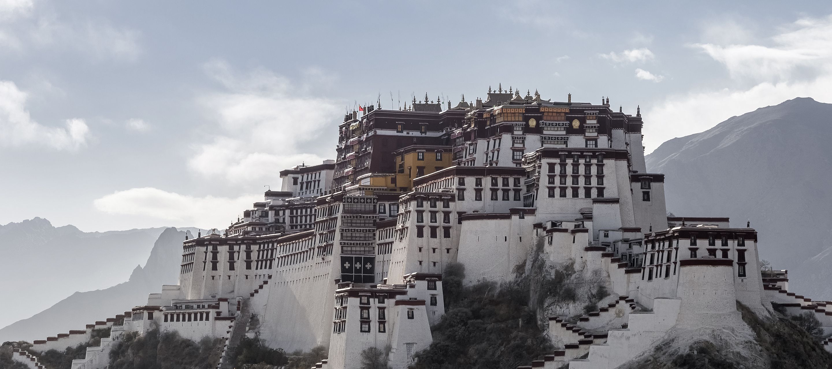 Der Potala-Palast bei Sonnenaufgang in Lhasa, Tibet 