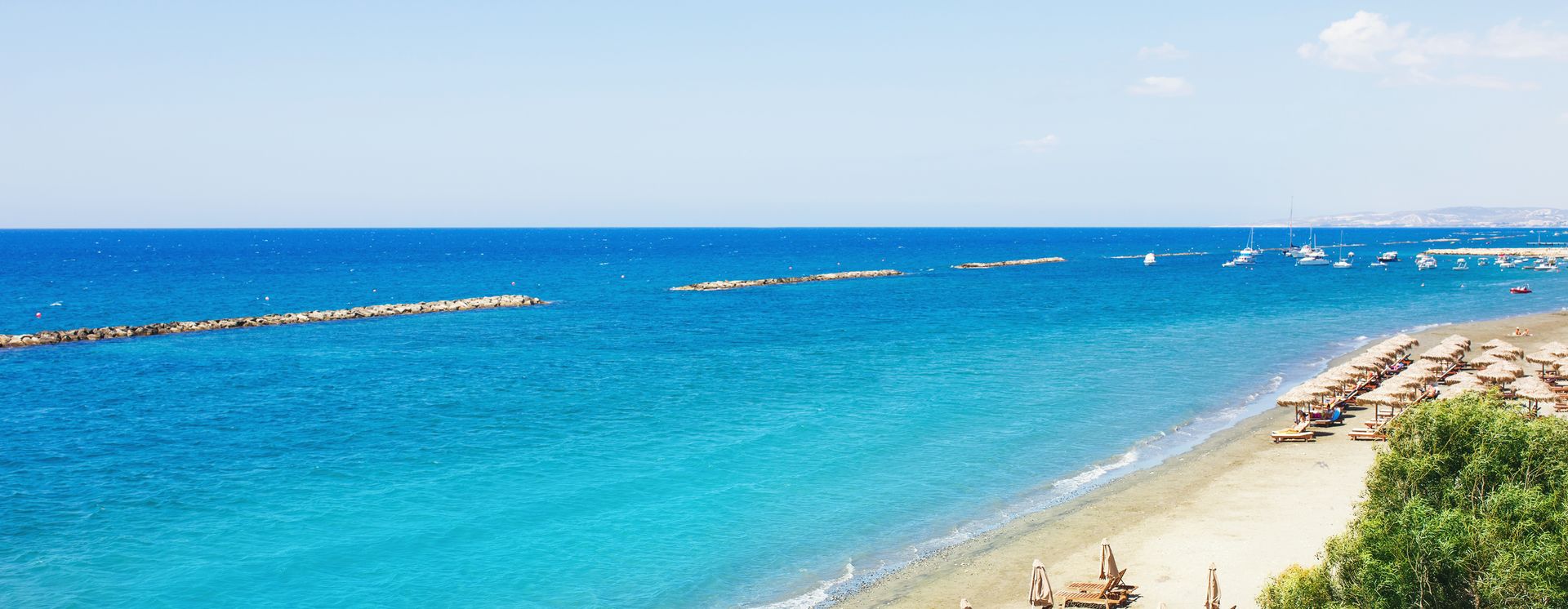 Blick auf den Sand-/Kiesstrand