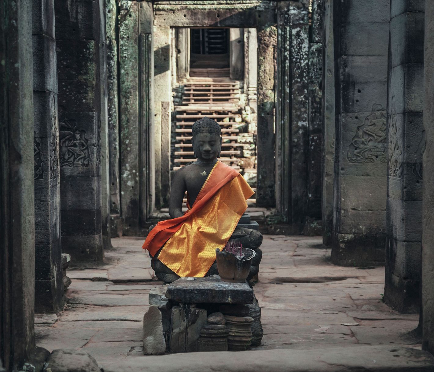 Segen der Stille – mönchliche Zeremonie im Tempel