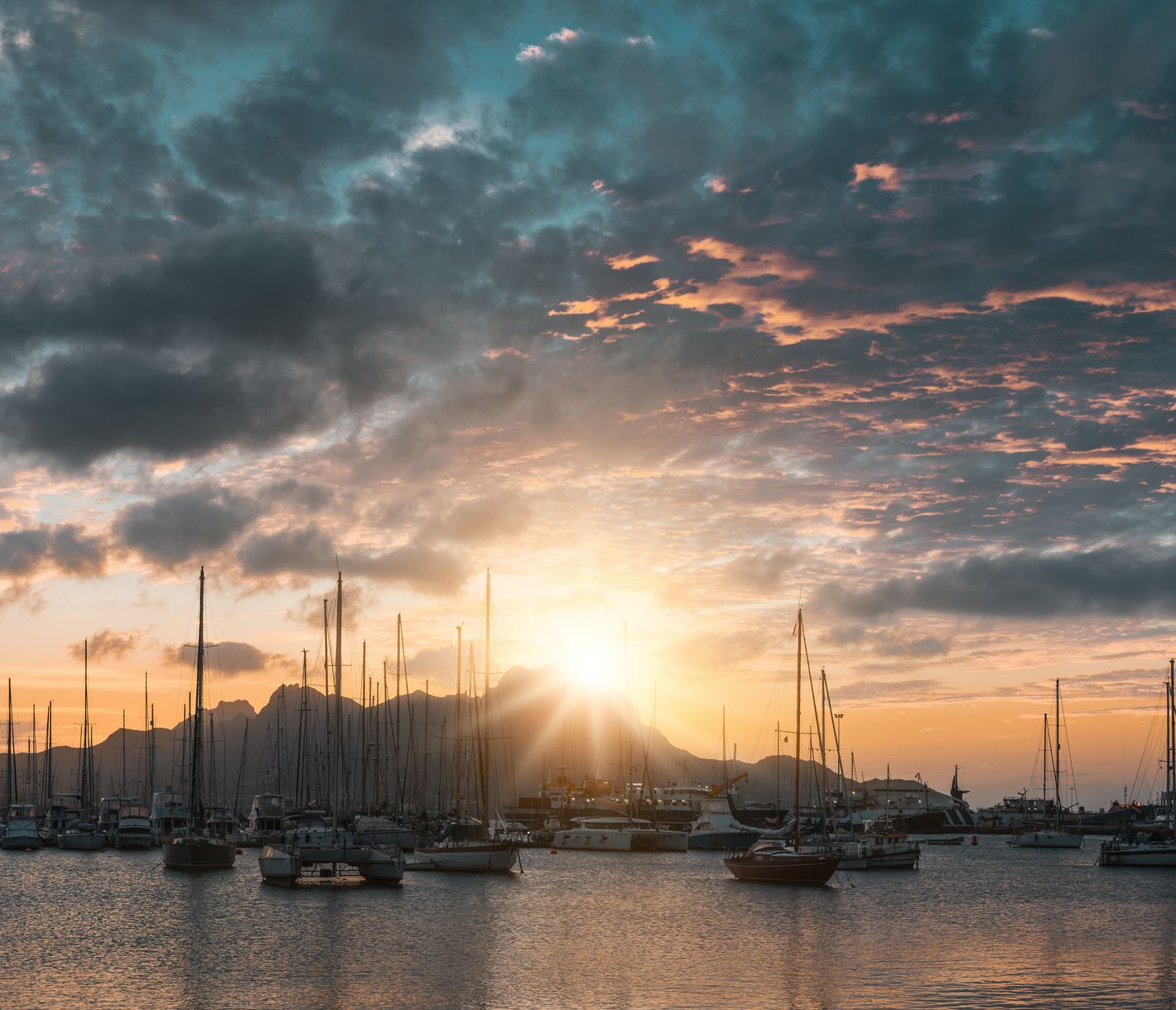 Der Hafen von Mindelo mit dem Monte Cara im Hintergrund
