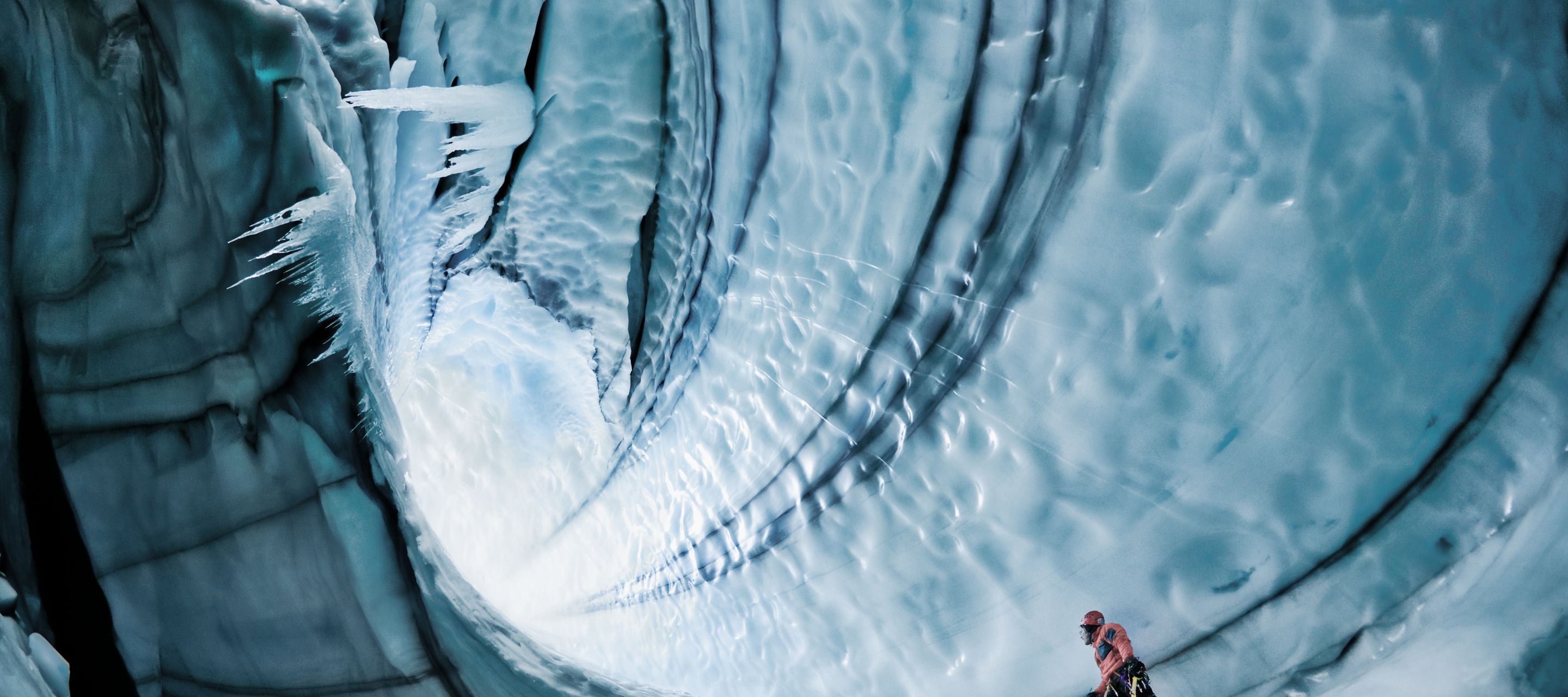 Eine Tour durch die Eishöhle des zweitgrössten Gletschers Europas wird Sie faszinieren!