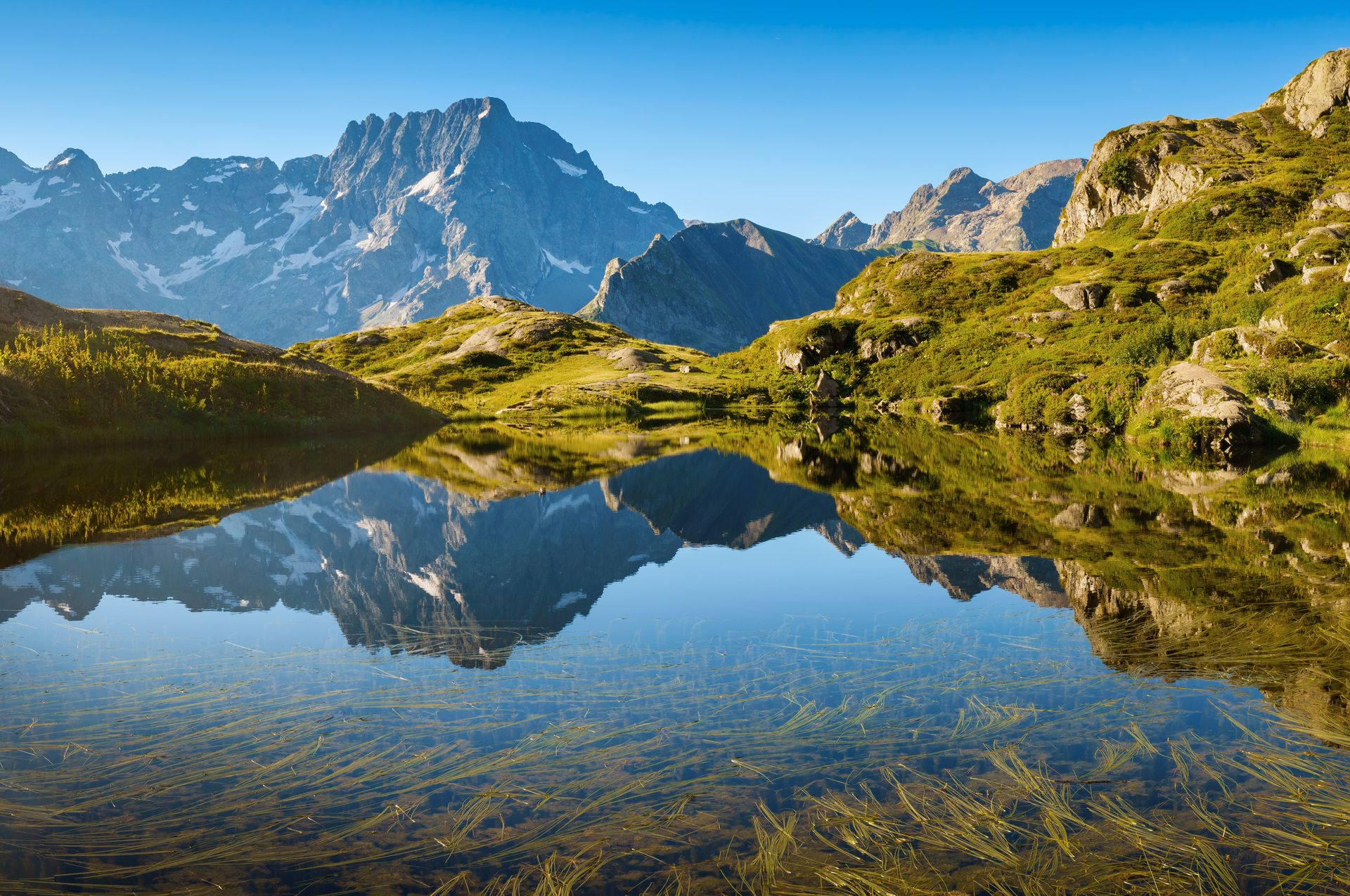 Randonnée dans les lacs de montagne en été