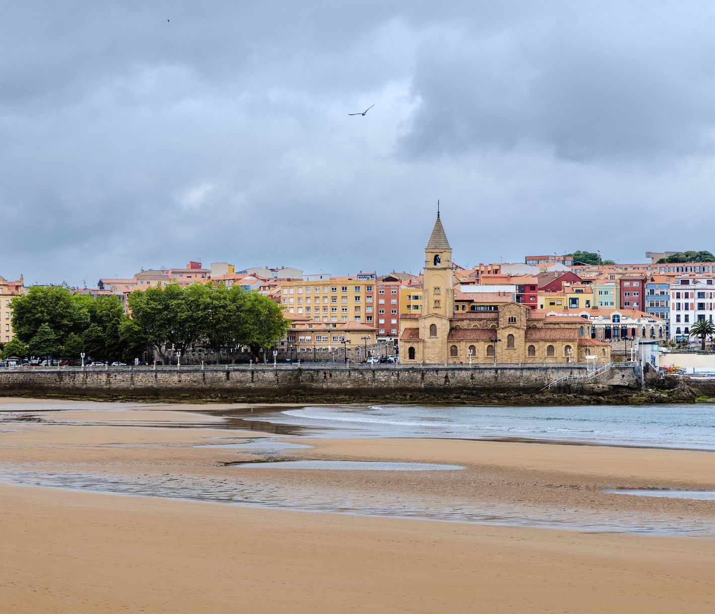 Gijón in Asturien ist bekannt für seine reiche maritime Geschichte und charmanten Strände.