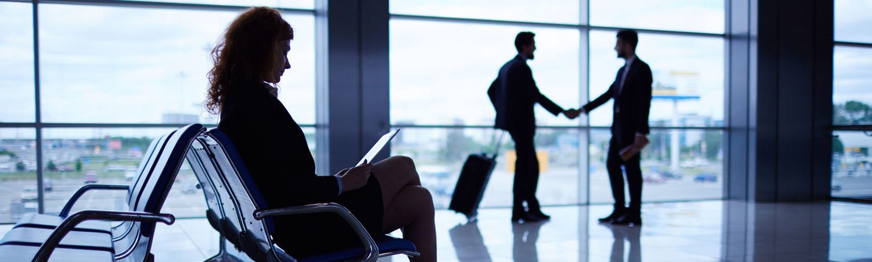 Flughafenterminal mit mehreren Menschen