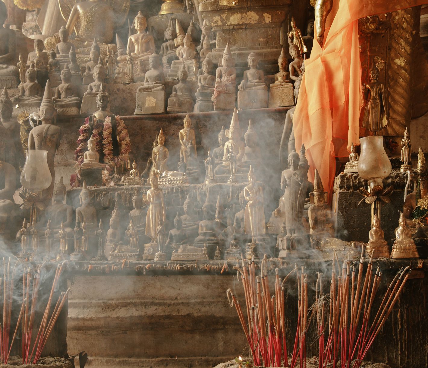 Buddha-Statuen in den mystischen Pak-Ou-Höhlen nahe Luang Prabang