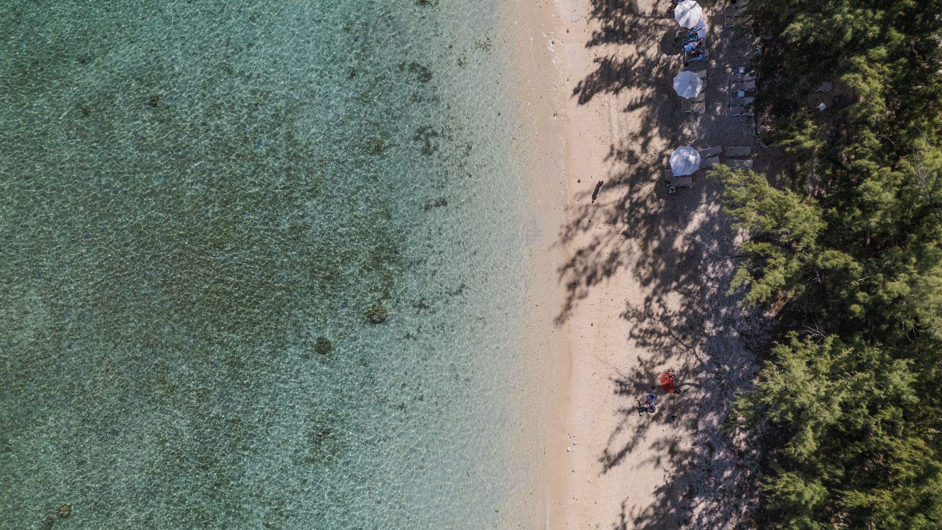Blick auf den Sandstrand von L’Hermitage und das türkisblaue Meer