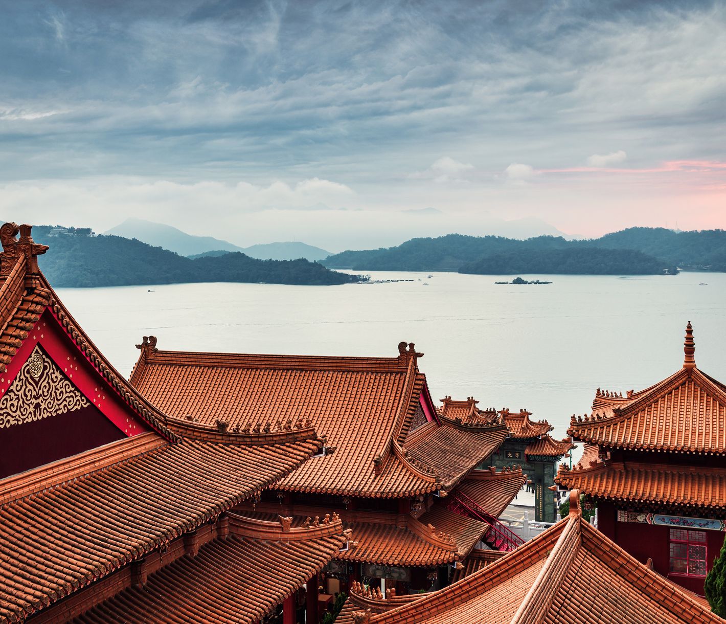 Sicht über den Wen-Wu-Tempel, während sich die Sonne abends langsam über den See legt.