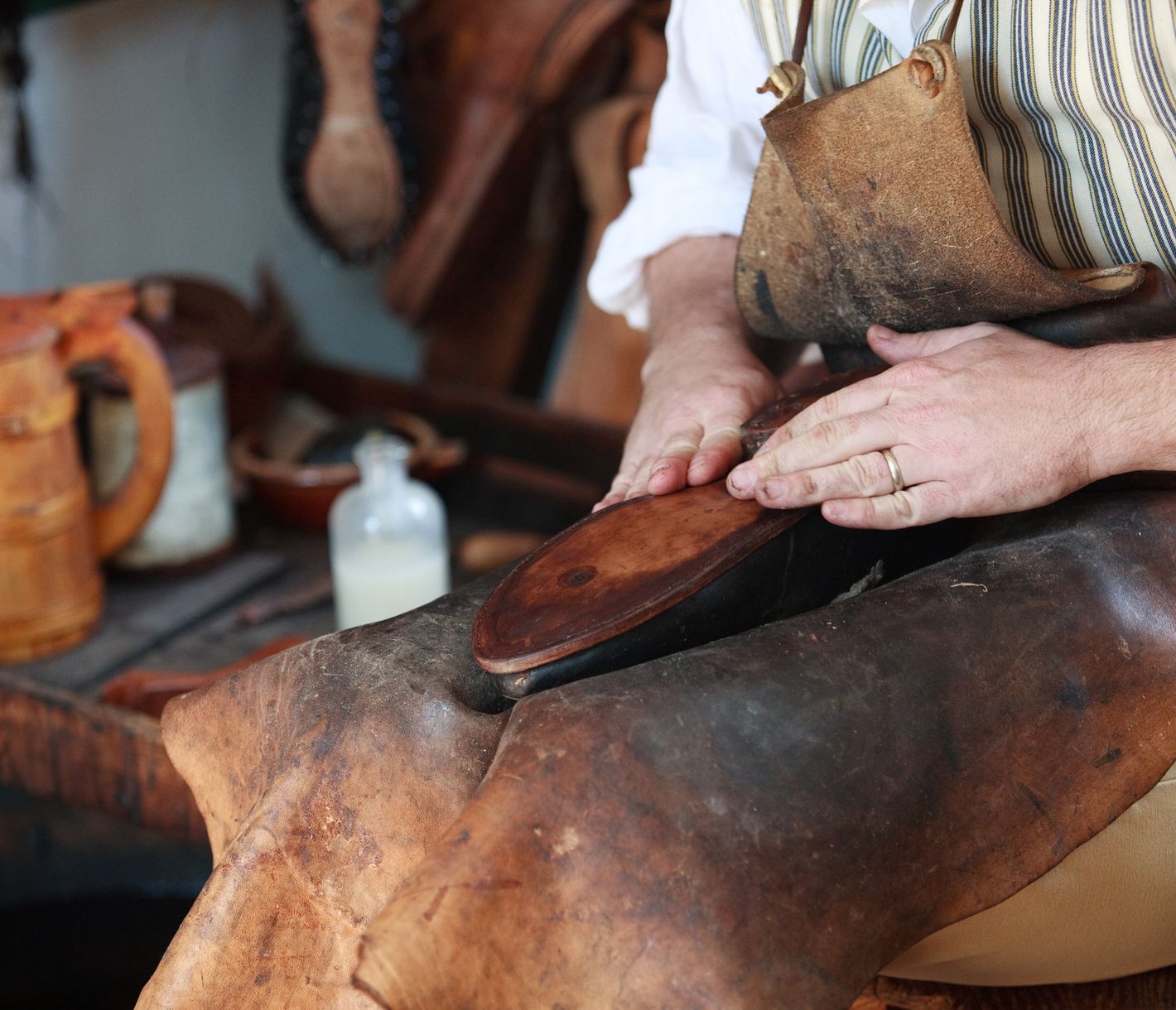 Ein Schuhmacher in Colonial Williamsburg