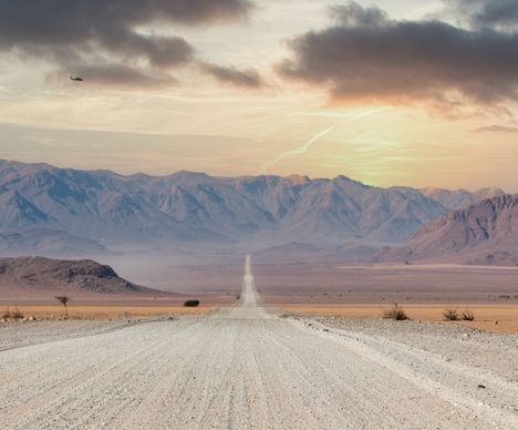 Der Weg ist das Ziel: ca. 80% der Strassen Namibias sind nicht geteert. Strasse zum Sesriem und Sossusvlei.