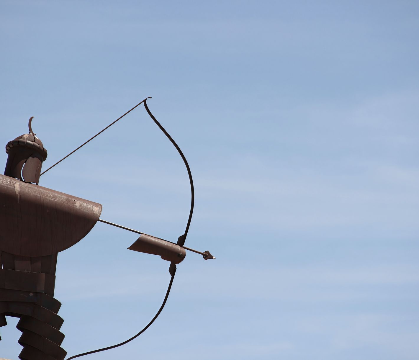 Die Statue des antiken Bogenschützen im Castillo de Santa Bárbara, Alicante