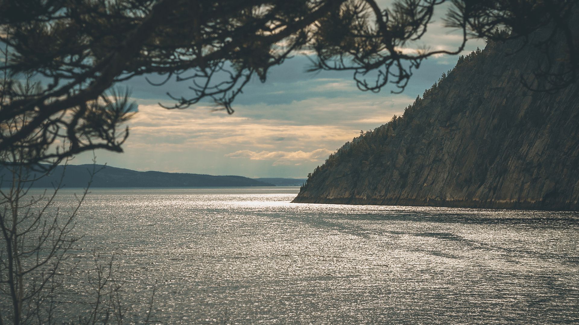 Blick über den Saguenay Fjord im Abendlicht
