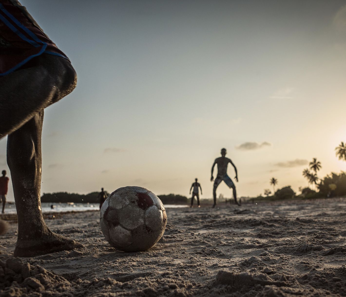 Jugendliche beim Strandfussball an Kenias Küste