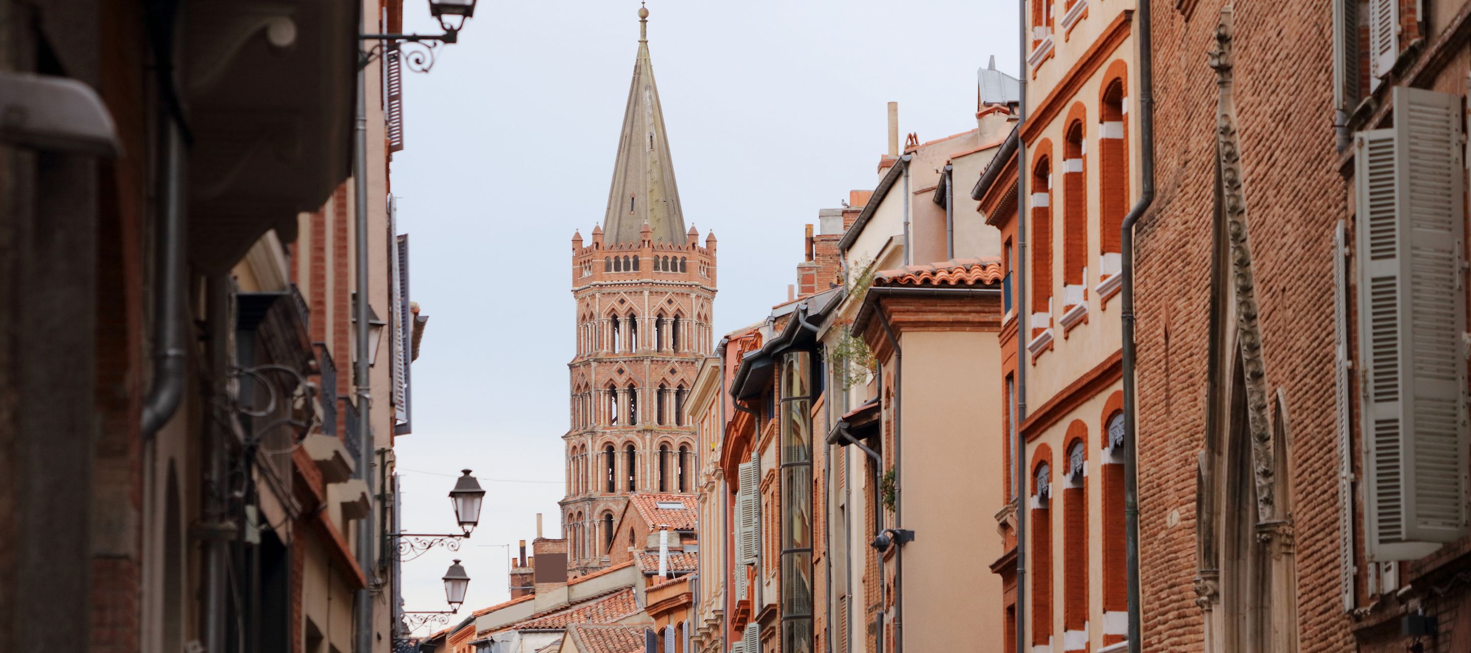Surnommée la « Ville rose » en raison de la couleur de ses briques, Toulouse est une ville dynamique et envoûtante du sud-ouest de la France.