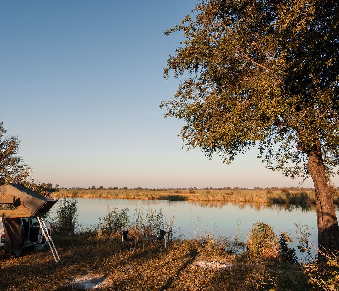Camping in Botswana am Kwando-Fluss mit Dachzelt