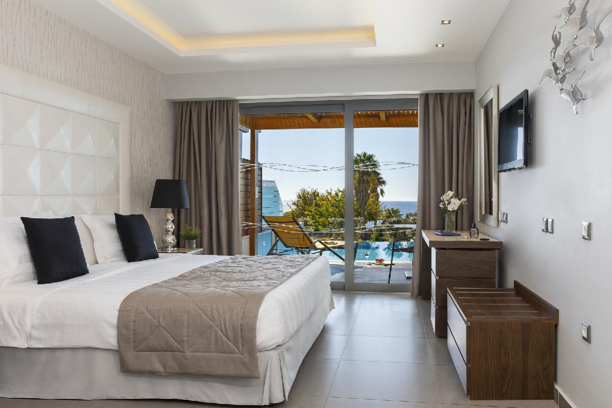 Junior Suite mit privatem Pool und seitlicher Meersicht