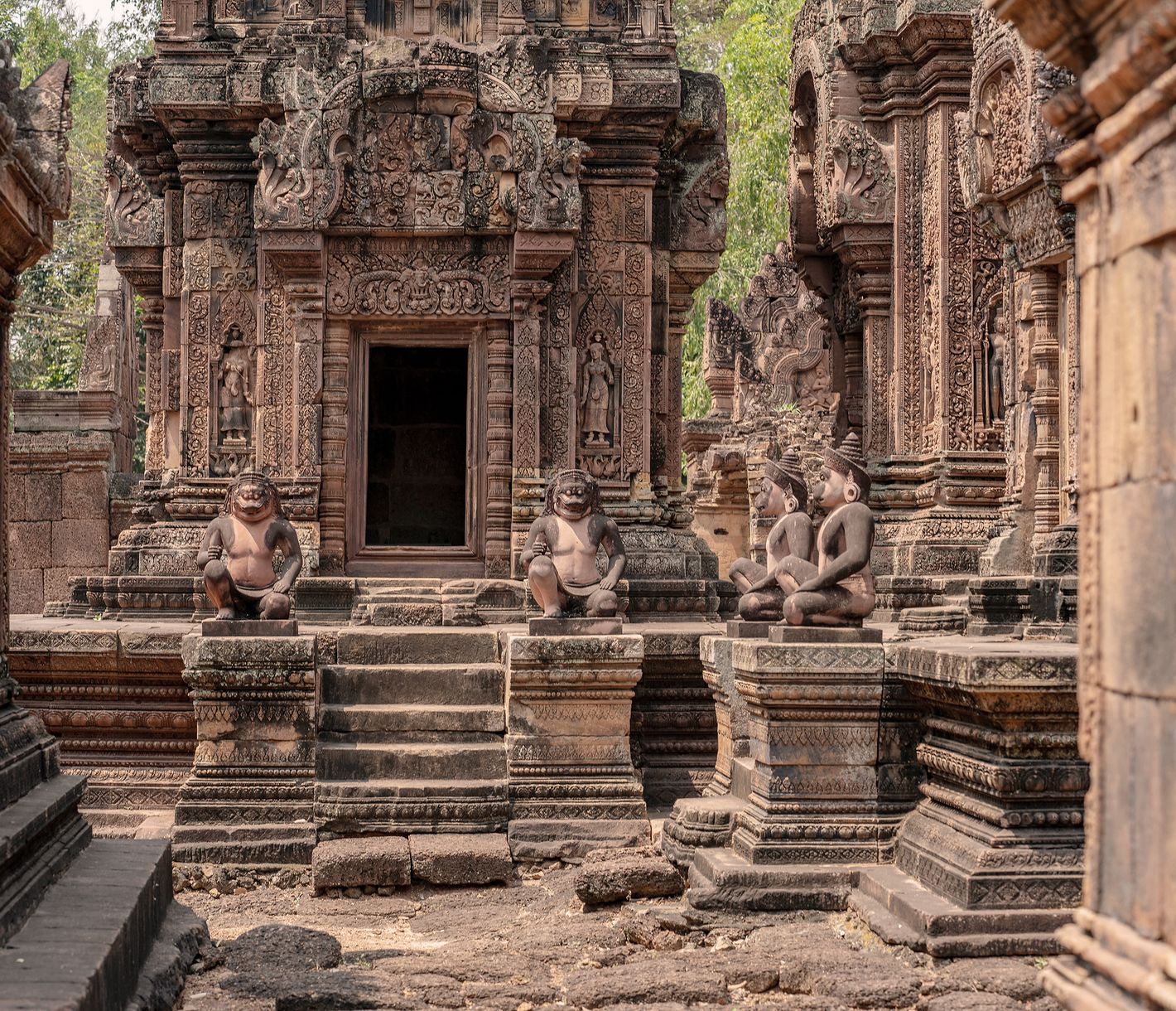 Banteay Srei est l’un des temples les plus raffinés d’Angkor.