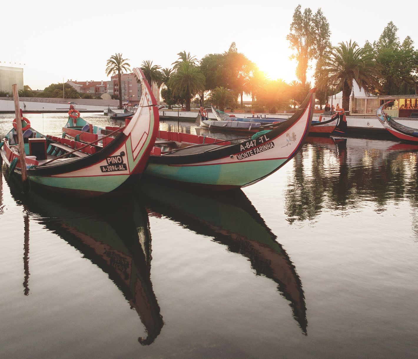 Die farbenfrohen Bateira-Boote sind ein wahrer Blickfang. Dieses hier schwimmt auf dem stillen Gewässer der idyllischen Lagune von Aveiro.