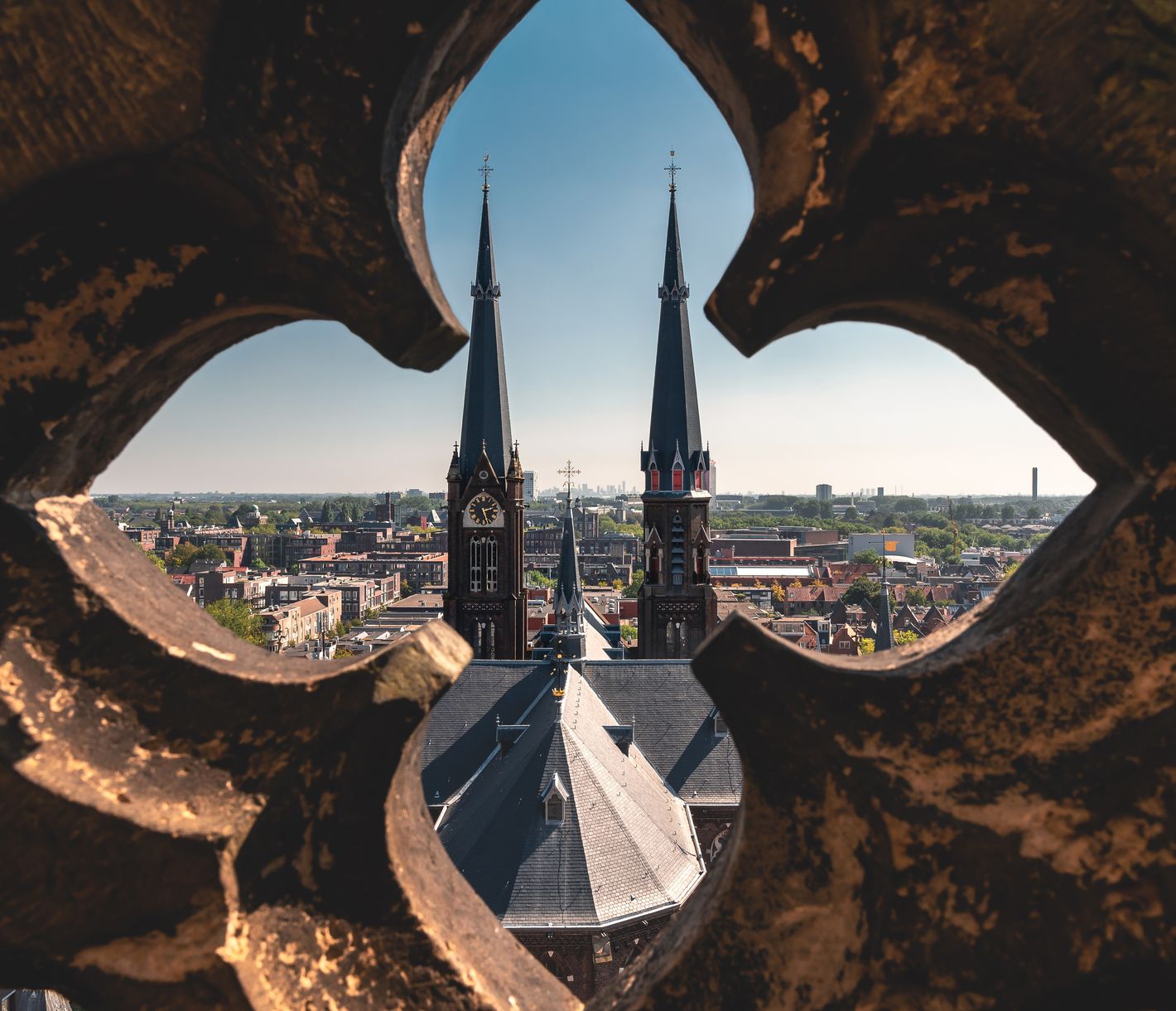 Blick auf die Kirchtürme der Maria-van-Jessekerk-Kirche in Delft, Südholland