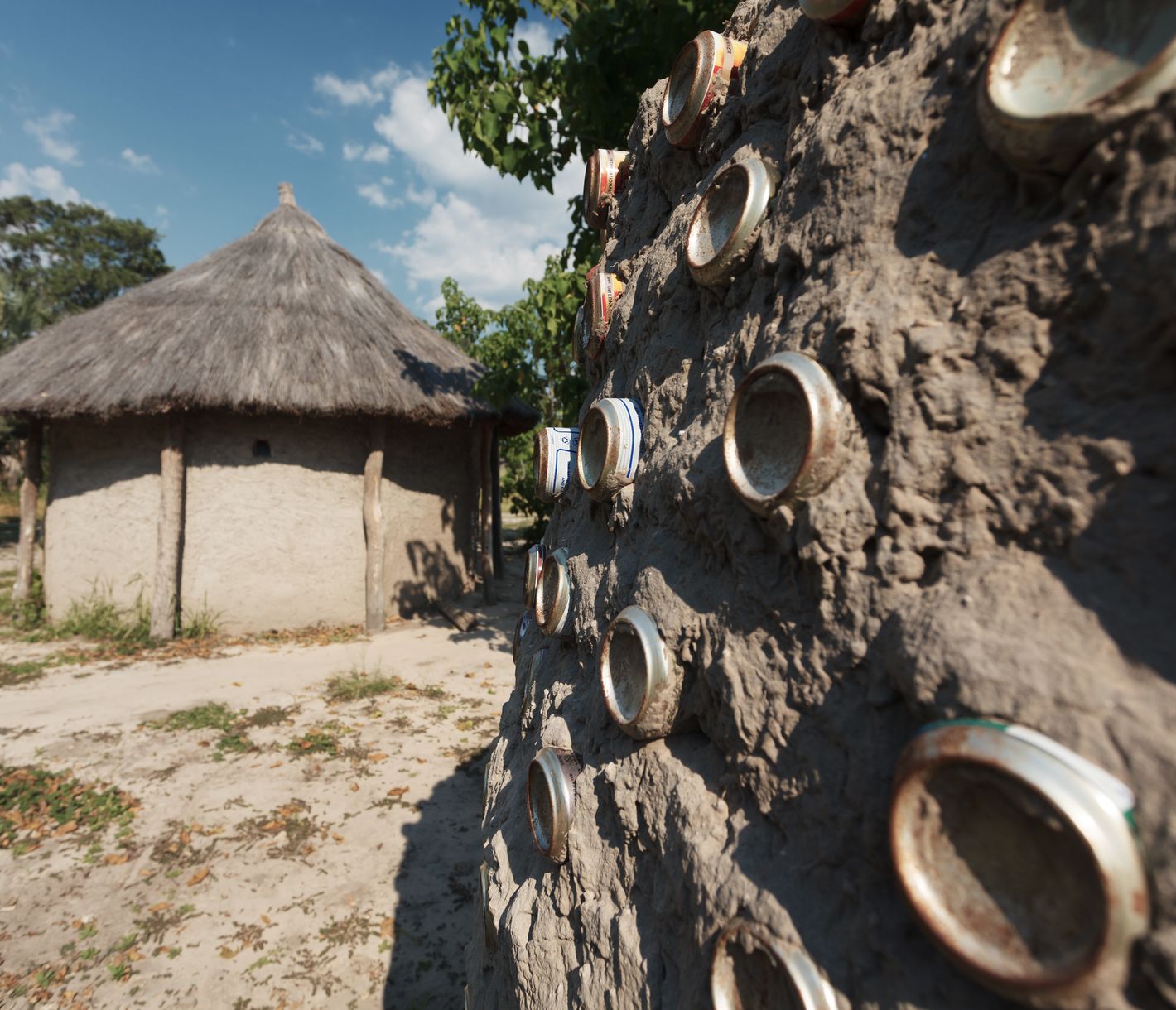 Gros plan sur une hutte traditionnelle en argile au Botswana