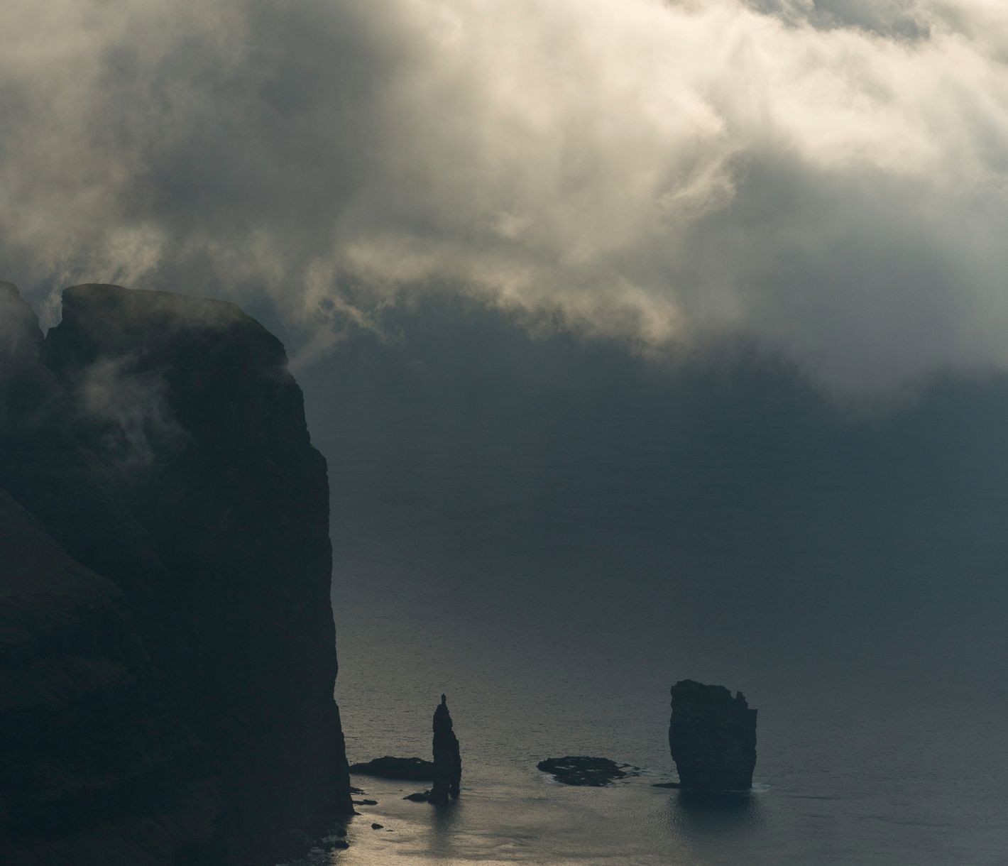 Felsformation «Risin og Kellingin» im Nordatlantik vor Eidi