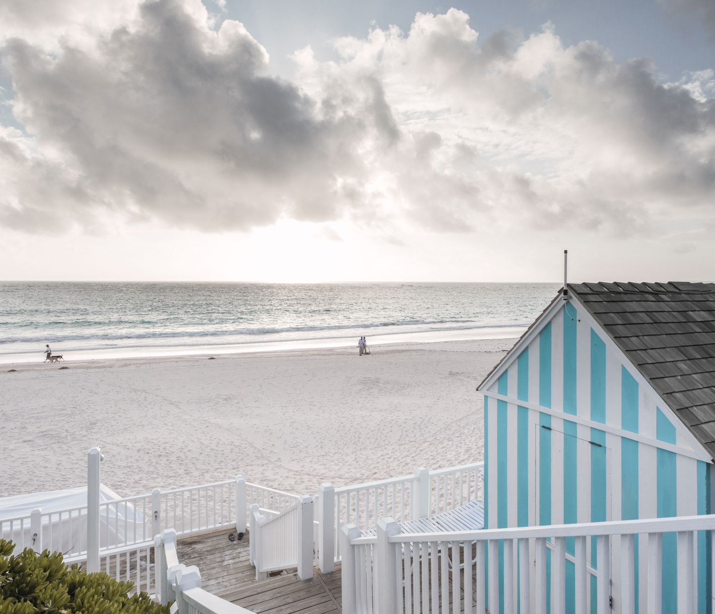 Blick vom Coral Sands Hotel über den Pink Sands Beach