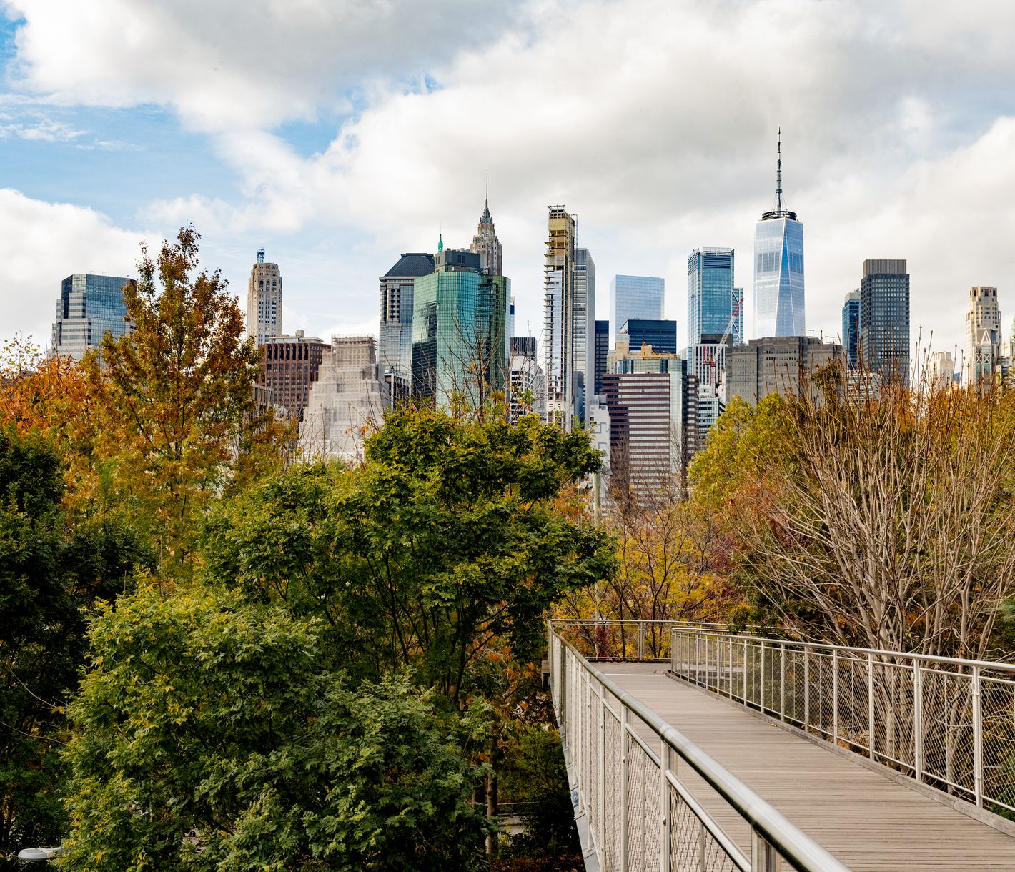 Die Squibb Park Bridge in Brooklyn ist eine moderne Fussgängerbrücke, die den Brooklyn Heights Promenade mit dem beliebten Brooklyn Bridge Park verbindet.