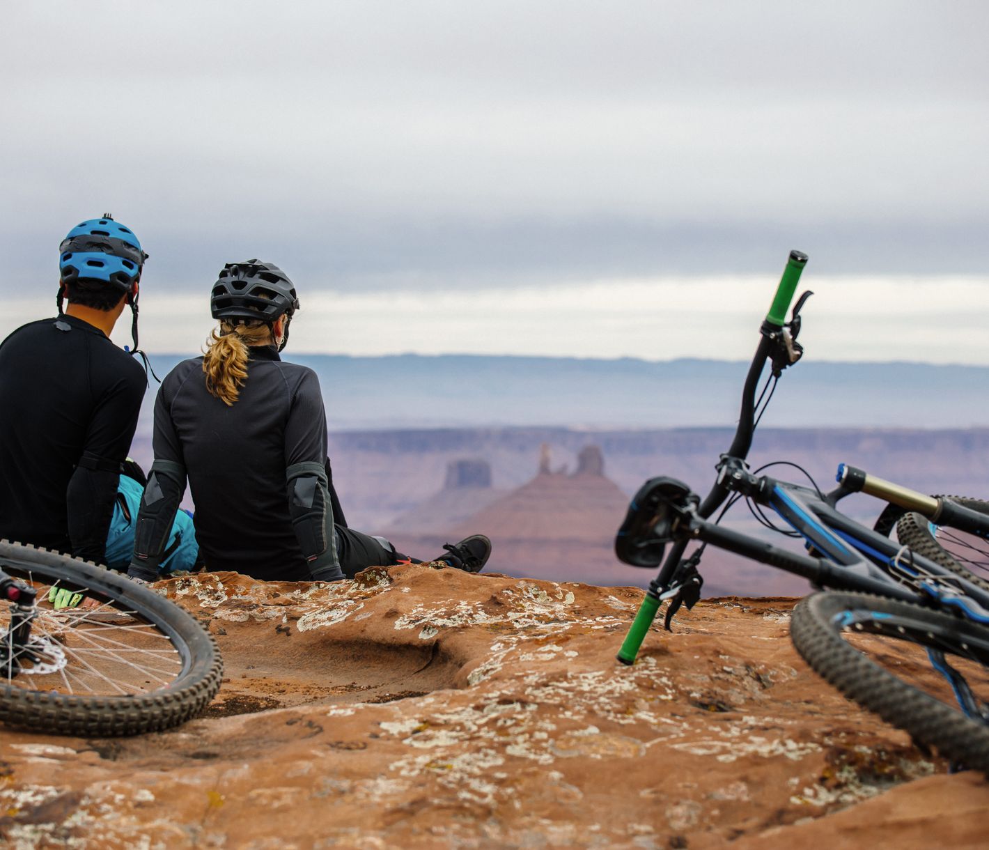 Vue de Monument Valley depuis un haut plateau