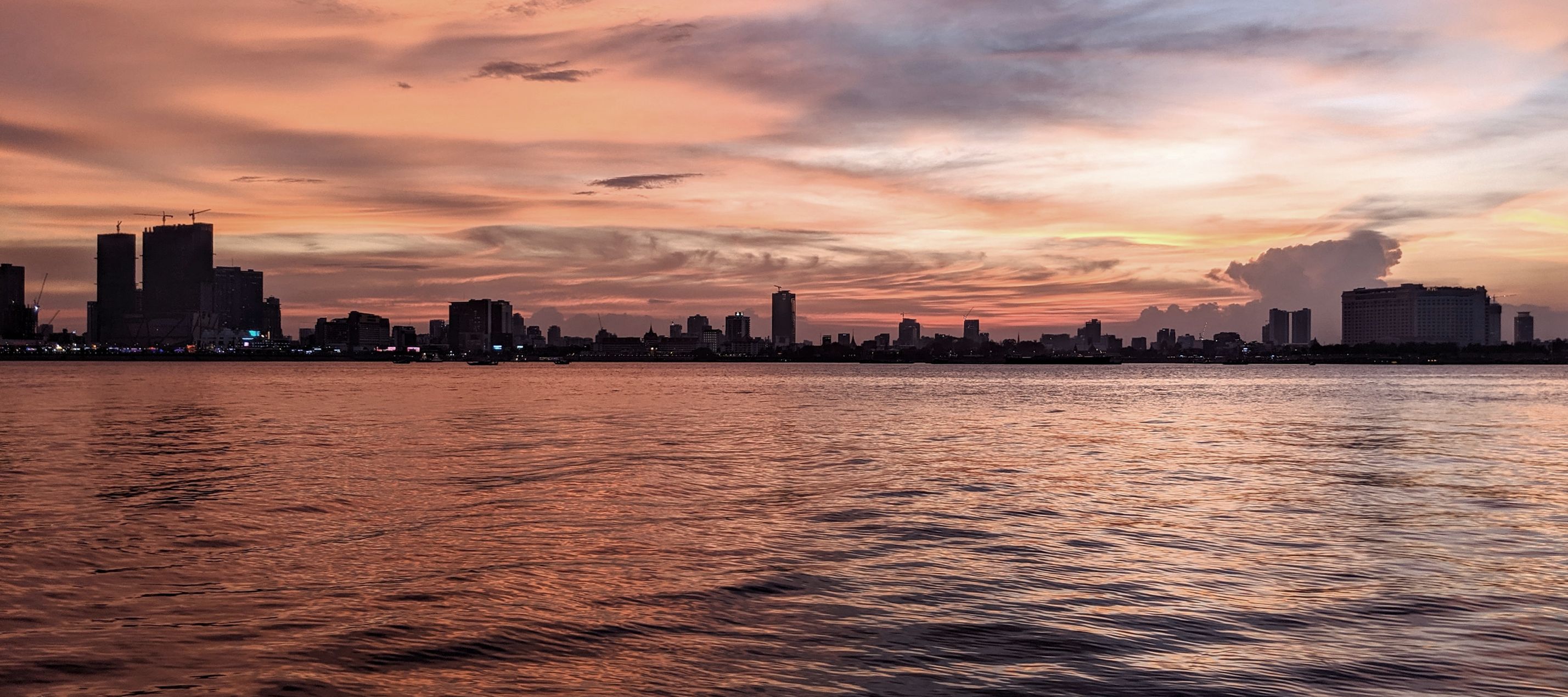 Abendstimmung über dem Tonle-Sap-Fluss in Phnom Penh mit kunstvollem Himmelsbild