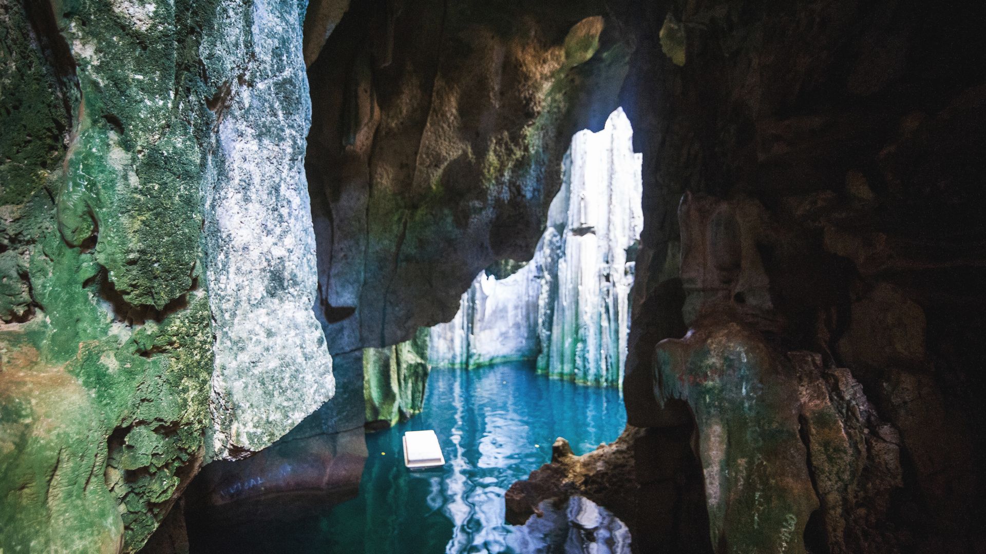 Etwas Überwindung braucht es, aber so ein Schwumm in der Höhle ist spektakulär.