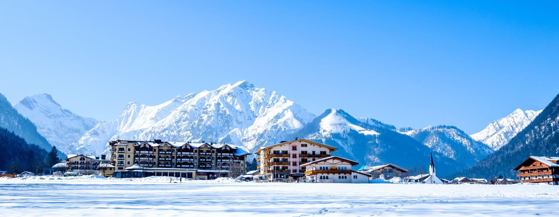 Pertisau und verschneite Berge im Winter