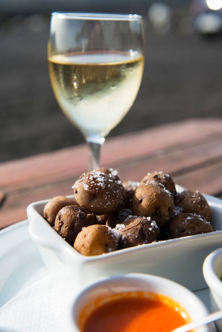 Una copa de vino blanco y papas arrugadas: So geht Aperitivo auf den Kanaren!