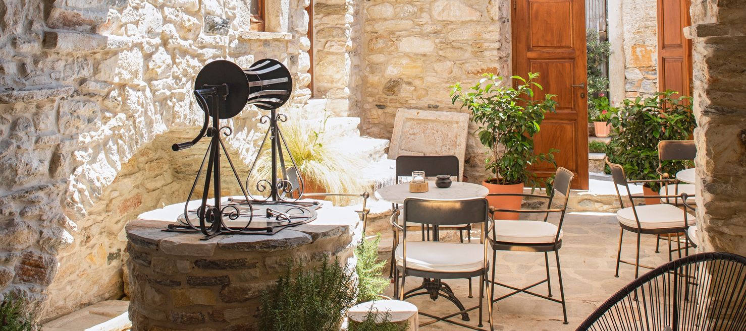 Innenhof mit Brunnen in Chalki