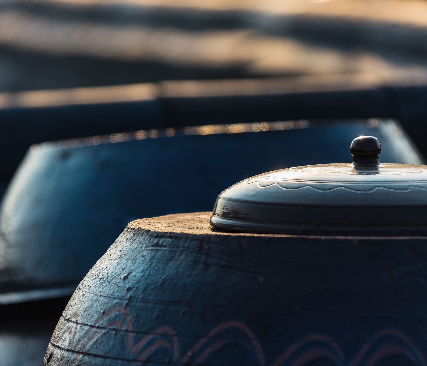 Tonkrüge im Hinterhof