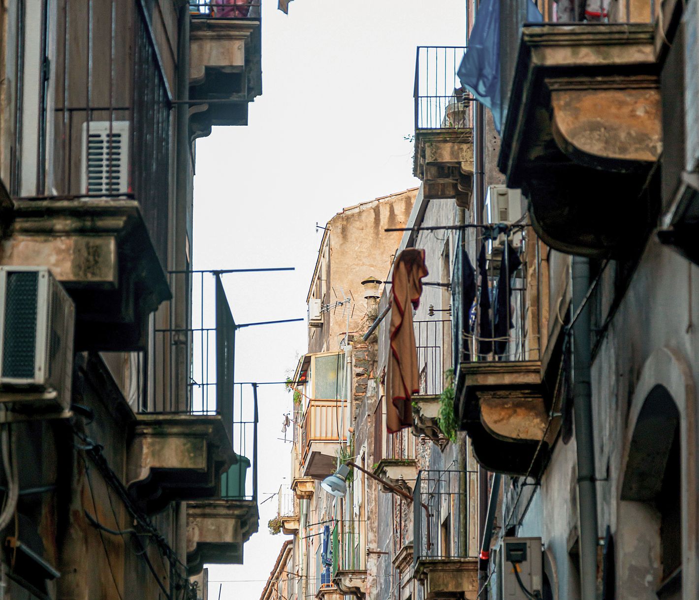 Eine lebhafte Altstadtgasse in der sizilianischen Hauptstadt Catania