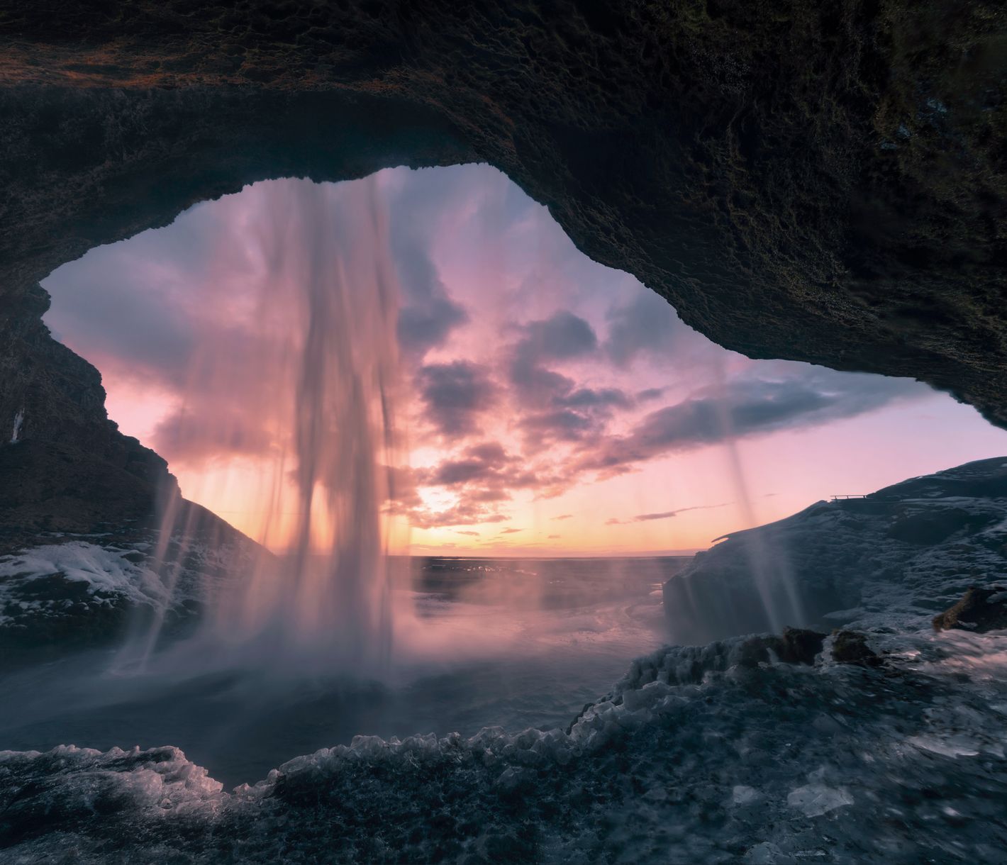 Nicht verfehlen kann man auf der Reise Richtung Süden den Seljalandsfoss, schon von der Ringstrasse aus zu sehen.