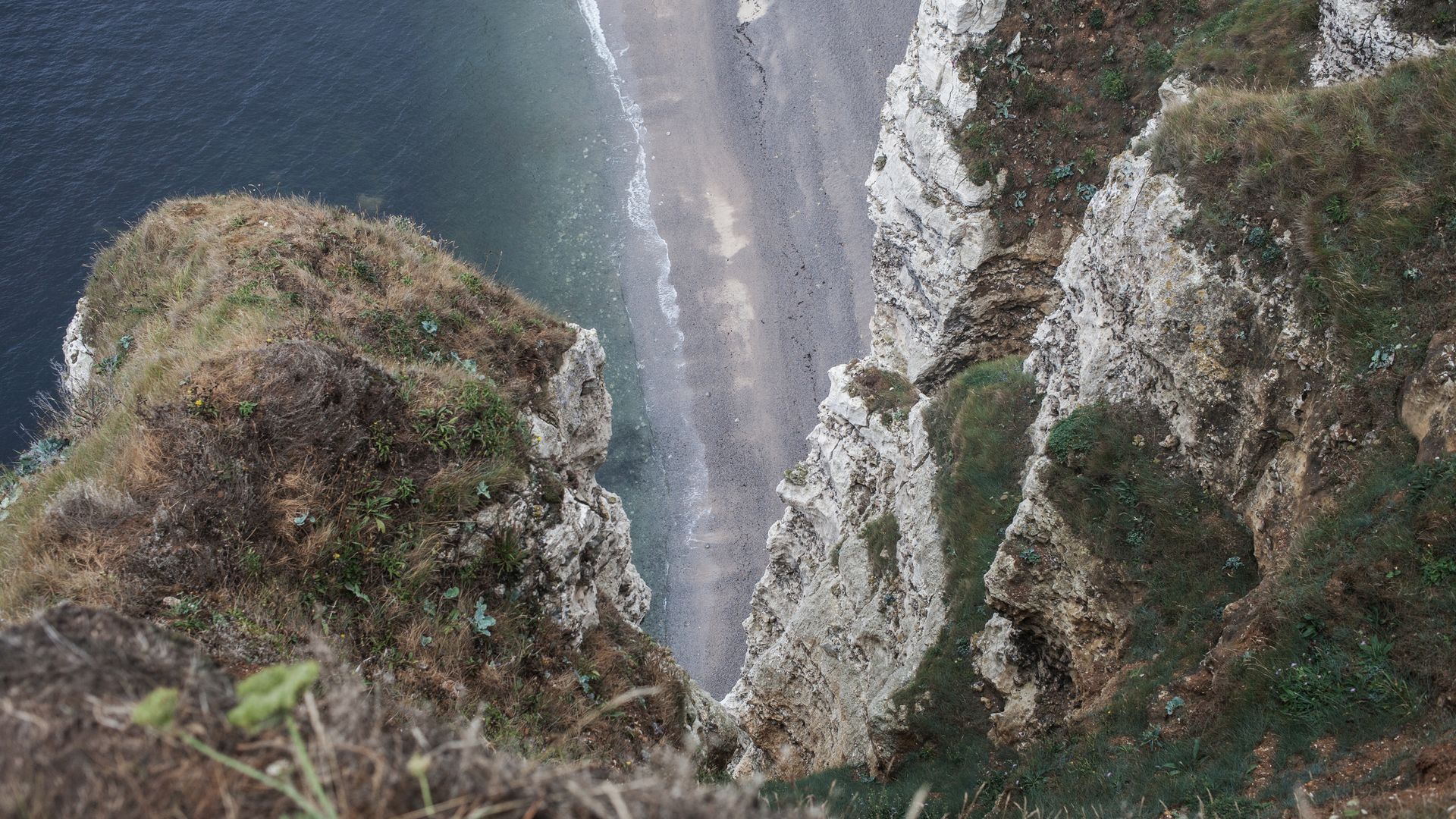 Schwindelfrei? Auf einer Klippe von Etretat.