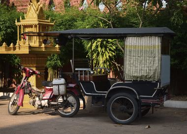 Auf der Stadtführung der etwas anderen Art stellt ein solches Tuk-Tuk die Fortbewegung sicher.
