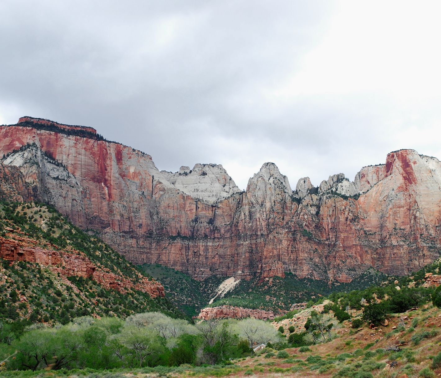 Der Zion National Park liegt in Utah und ist bekannt für seine beeindruckenden Felslandschaften, tiefen Canyons und grünen Täler.